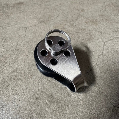 SMALL BLOCK W/REMOVABLE SHEAVE
This small block is used on trapeze adjustment systems where the removable sheave enables installation without cutting wires.
Specifications: 1-3/16" removable sheave, Teflon® bearing and 5/16" line capacity.
Hobie item #3103