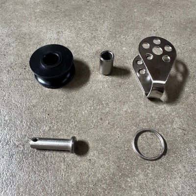 SMALL BLOCK W/REMOVABLE SHEAVE
This small block is used on trapeze adjustment systems where the removable sheave enables installation without cutting wires.
Specifications: 1-3/16" removable sheave, Teflon® bearing and 5/16" line capacity.
Hobie item #3103