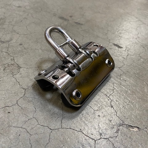 Traveler Car
Murrays Part# 56-3010
The Prindle Traveler Car is standard equipment on all models of the latest Prindle® cats. Four durable plastic rollers ride smoothly on Prindle® traveler tracks. Two cylindrical sheaves reduce traveler control line friction.
Performance Sports factory item# 3010