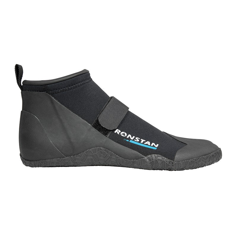 Ronstan Superflex Slipper with Strap have a soft web sole which gives positive grip and greater range of movement, making this shoes ideal for trapezing. The 2mm slippers are comfortable and ultra-light for mild climates and freedom of movement. The internal toe separator provides improved stability and there is an arch strap for a secure fit. A Glide skin ankle seal minimizes water entry. These slippers feature a multi-layer padded heel, ankle and toe protection and a pull-tab on the heel.