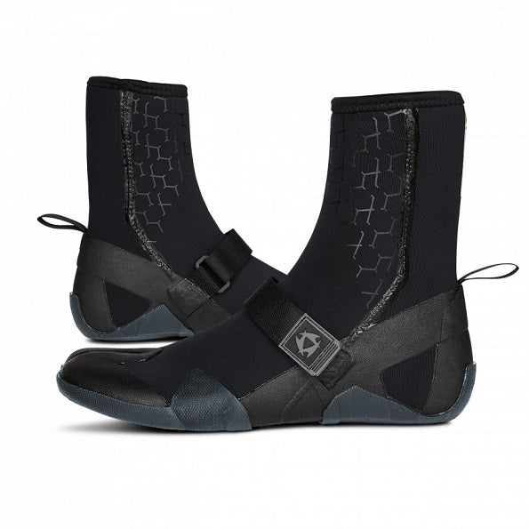 The Mystic Marshall 5mm Split Toe Booties are surf style booties that offer you a whole lot of features. Fox Fleece lining on the inside and Liquid seams (100%) on the outside. Pull them up easily with the heel loop and strap them up tightly with the Velcro strap on the instep for a secure fit. The 2-Layer hex-grip sole will give you all the grip you need.