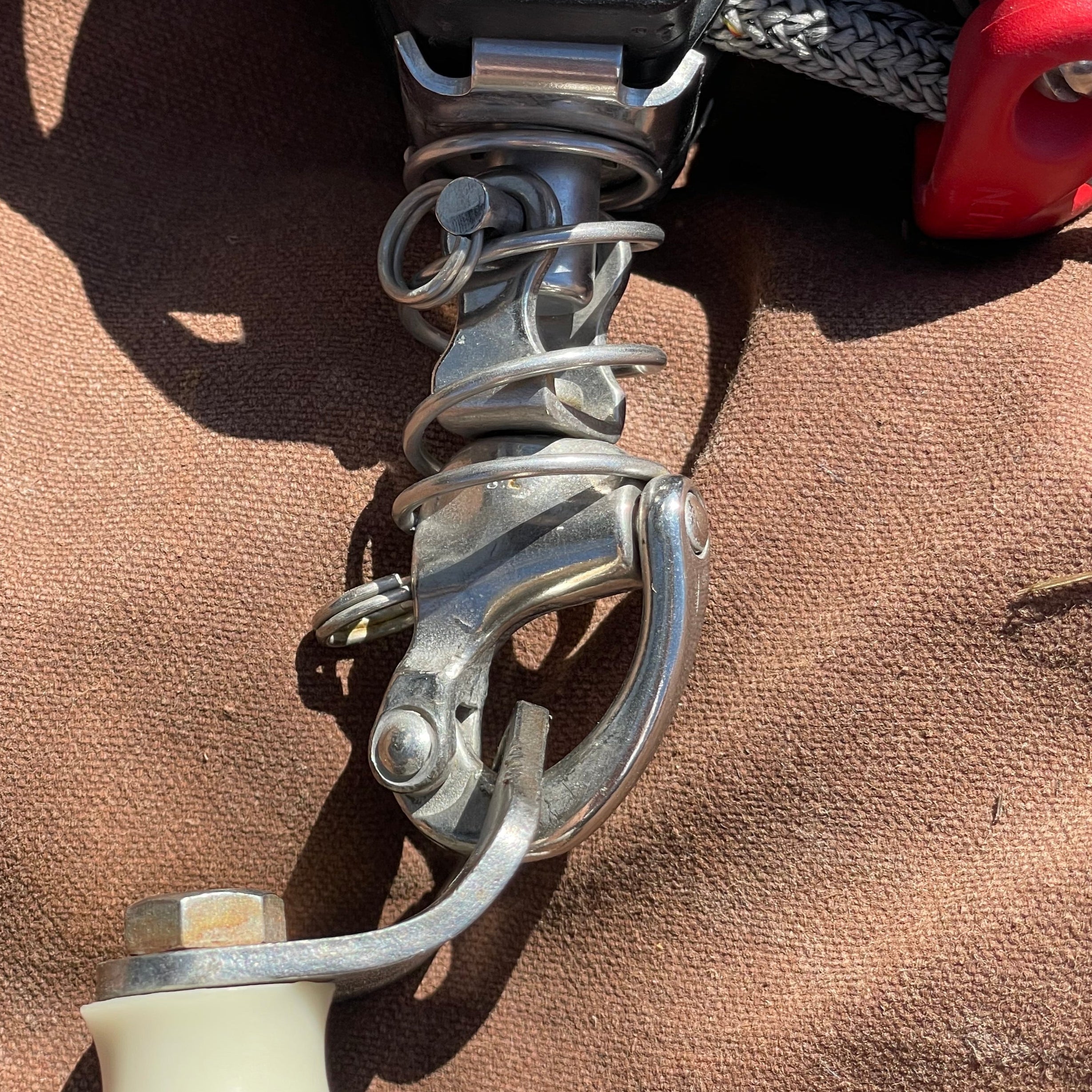 SPRING TENSIONED SNAP SHACKLE