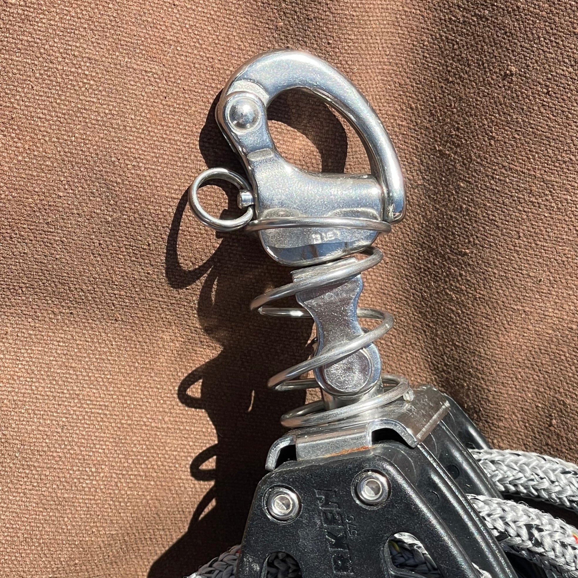SPRING TENSIONED SNAP SHACKLE
